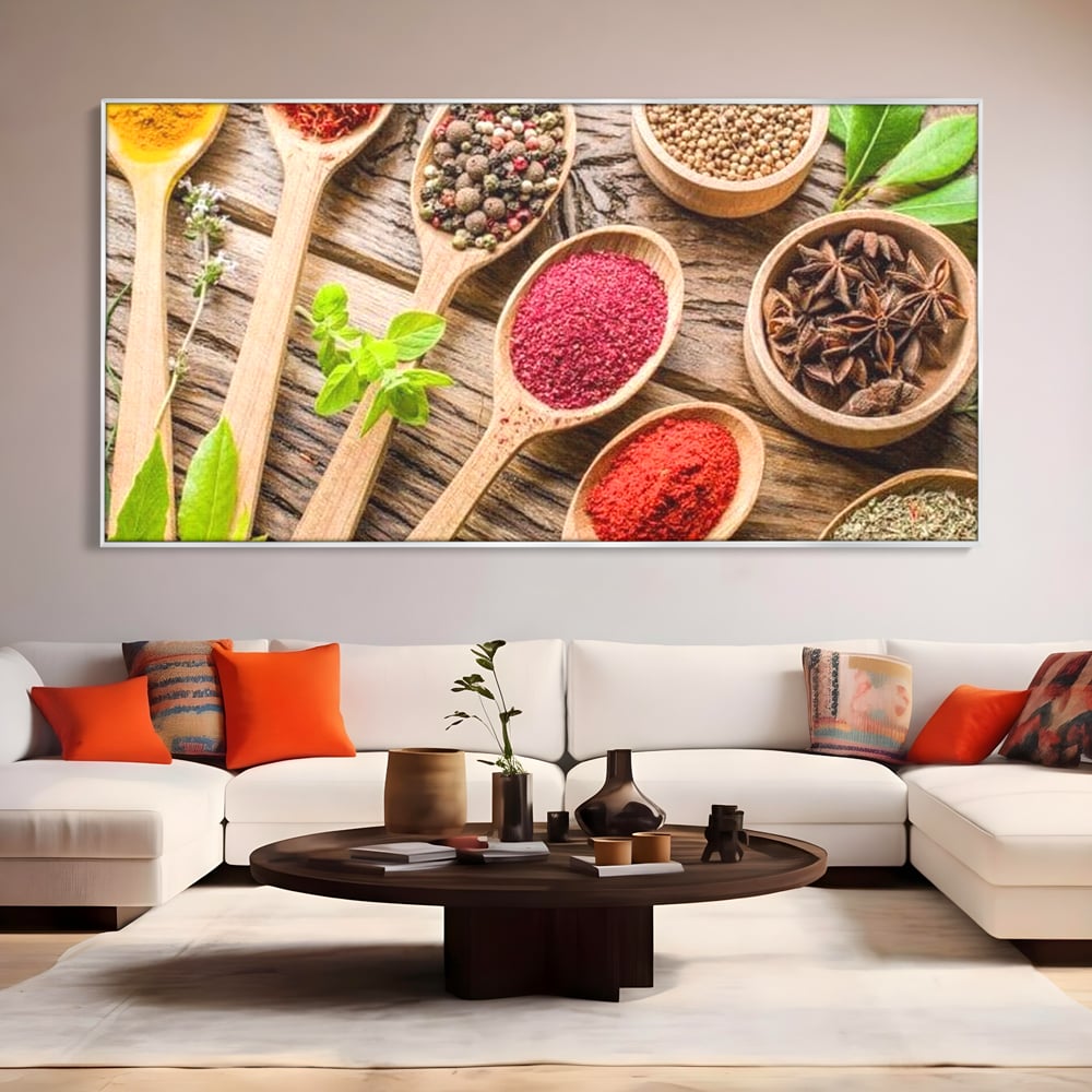 Tablou canvas cu tablou canvas cu condimente si linguri de lemn, in rama de aluminiu argintiu, pe perete intr-un living
